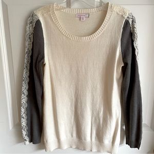 Colorblock sweater with lace detailing on the sleeve